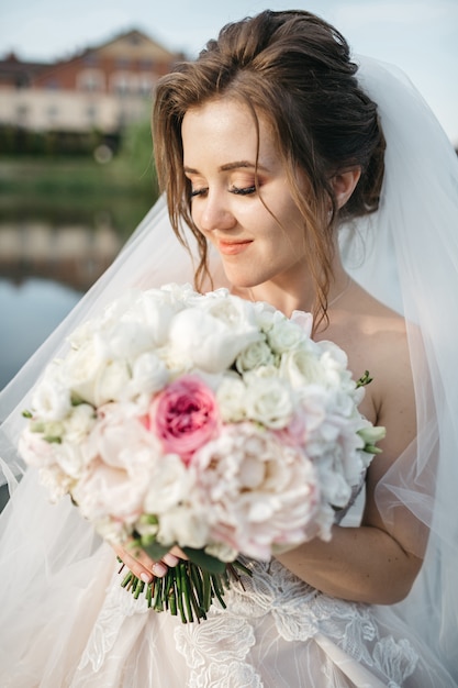 Bella sposa con un mazzo di fiori