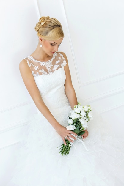 Foto gratuita bella sposa con bouquet