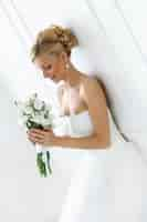 Foto gratuita bella sposa con bouquet