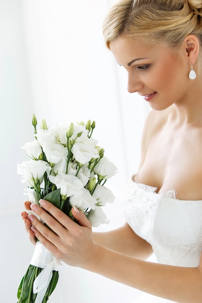 Foto gratuita bella sposa con bouquet