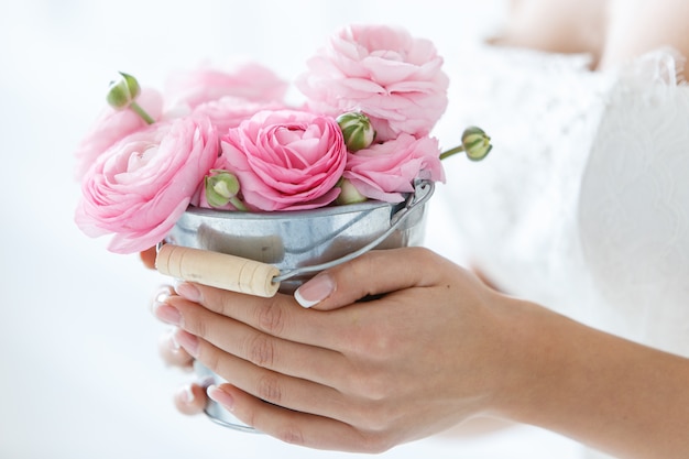 Foto gratuita bella sposa con bouquet