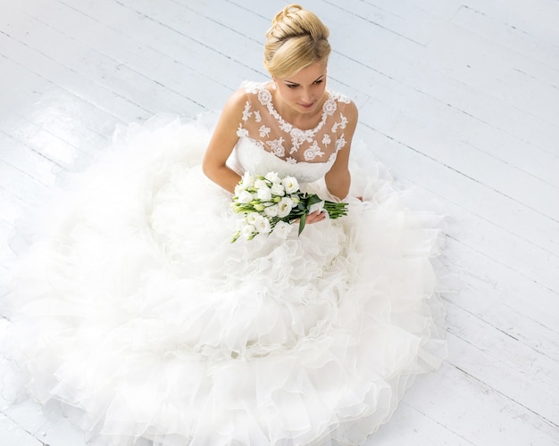 Bella sposa con bouquet