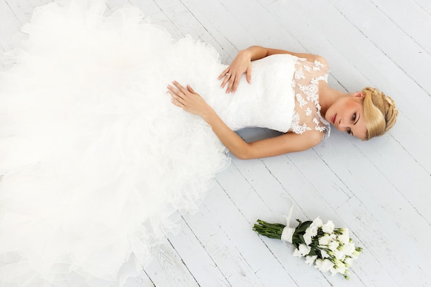 Foto gratuita bella sposa con bouquet