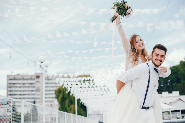 Free photo beautiful bride with her husband in a park