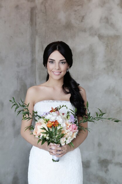 Красивая невеста с белым платьем