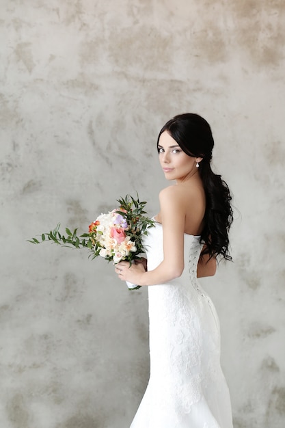 Красивая невеста с белым платьем