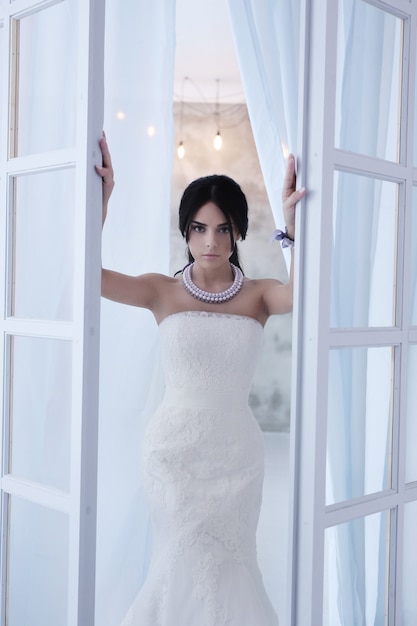 Foto gratuita bella sposa con abito bianco