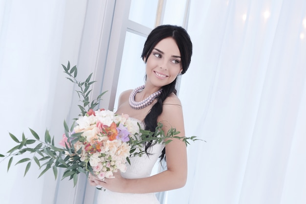 Bella sposa con abito bianco