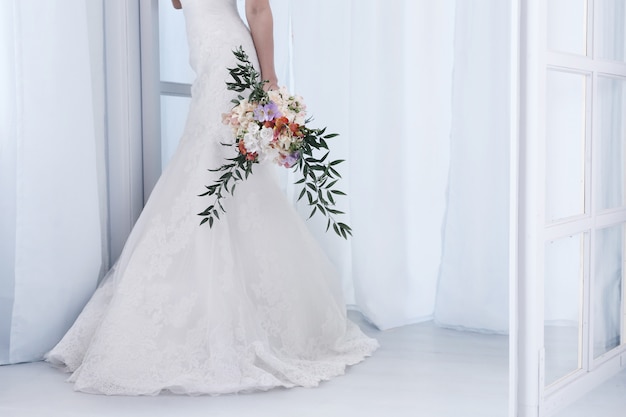 Bella sposa con abito bianco