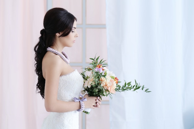 Bella sposa con abito bianco