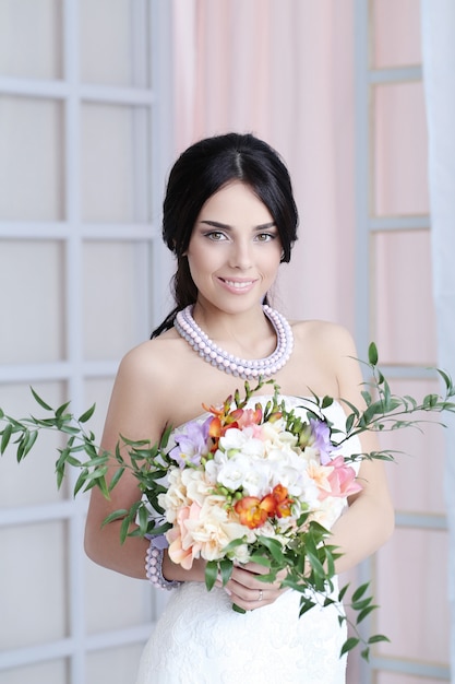 Bella sposa con abito bianco