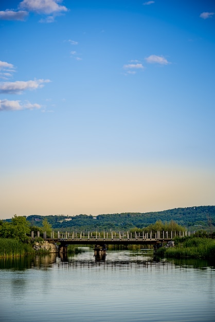 Красивый мост в озере и яркое спокойное небо
