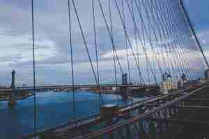 Foto gratuita bellissimo ponte di manhattan con la città