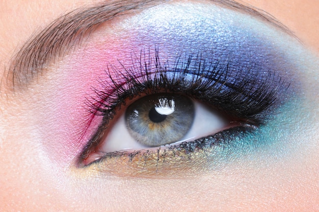 Бесплатное фото Красивый яркий модный макияж женского глаза - макросъемка