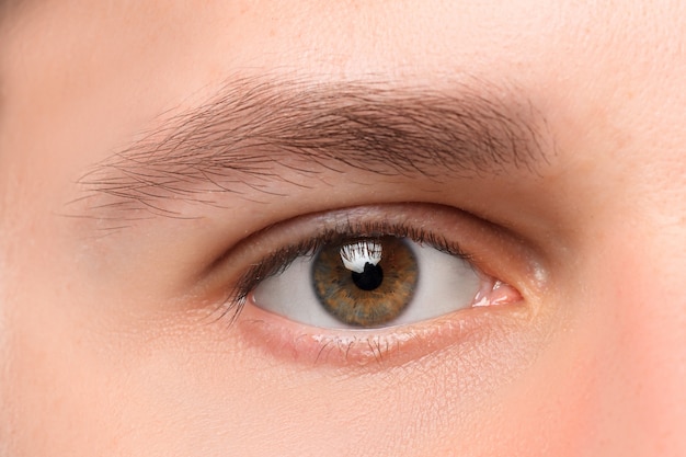 Free photo beautiful brown man eye close up