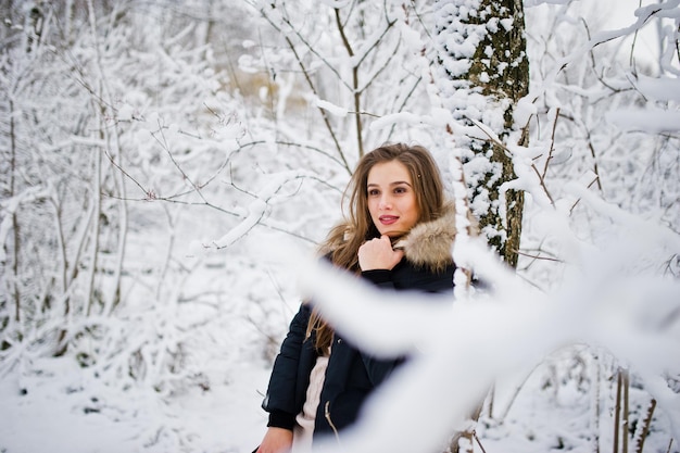 Foto gratuita bella ragazza bruna in abbigliamento caldo invernale modello su giacca invernale