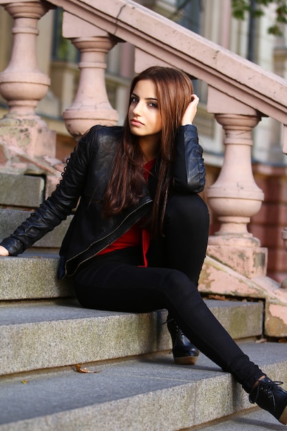 Free photo beautiful brunette on the stairs