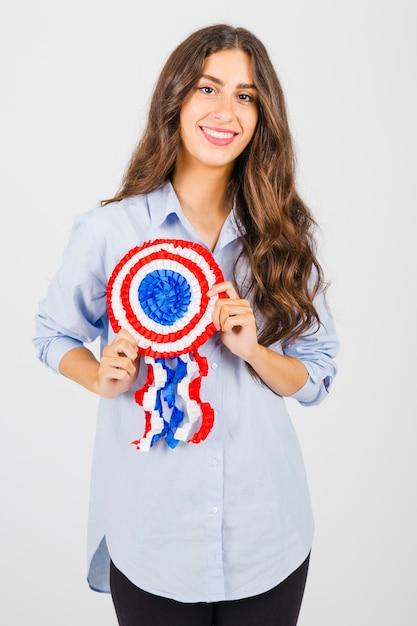 Foto gratuita bella bruna con badge independence day