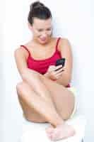 Foto gratuita bella donna bruna guardando il cellulare