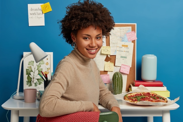 Free photo beautiful brunette woman staying in her workplace