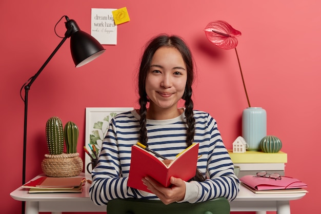 그녀의 직장에서 체재하는 아름 다운 갈색 머리 여자