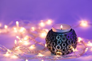 免费照片美丽燃烧的蜡烛和花环与霓虹灯照明