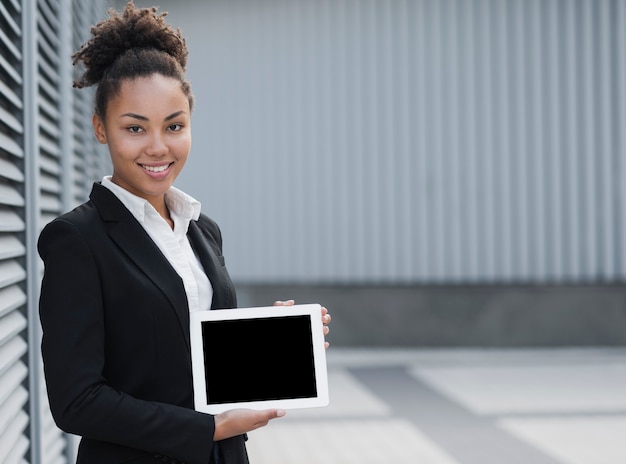 Free photo beautiful business woman holding mock-up