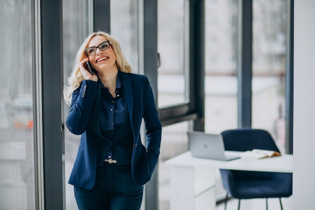 Foto gratuita bella donna d'affari presso l'ufficio