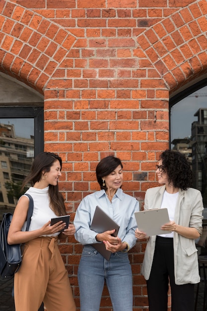 Free photo beautiful business women working outdoors