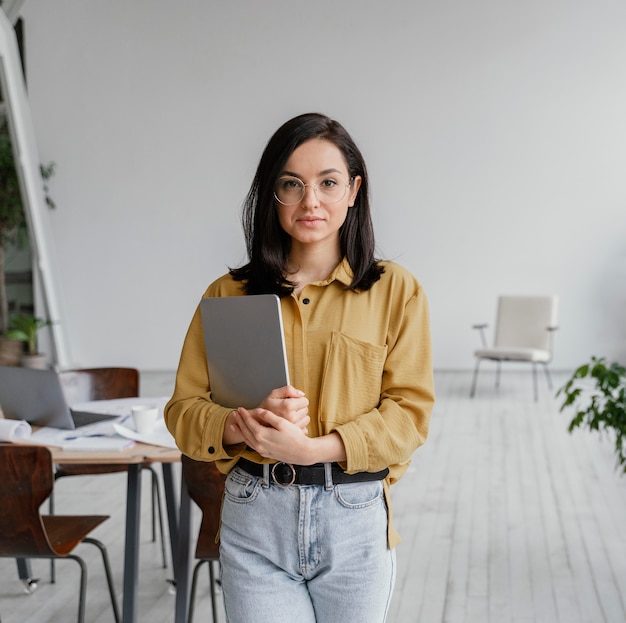 Free photo beautiful businesswoman holding her tablet