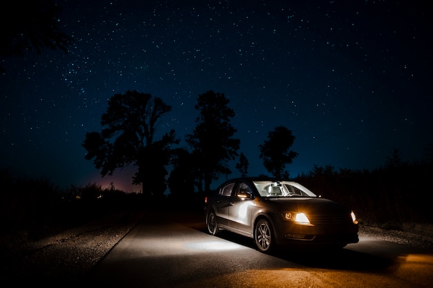 夜の美しい車のコマーシャル