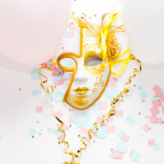 Красивая карнавальная маска с золотой оправой