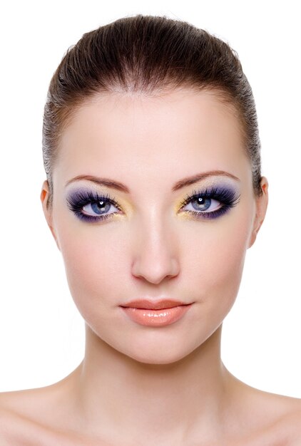 Foto gratuita bello fronte femminile caucasico con trucco luminoso di modo