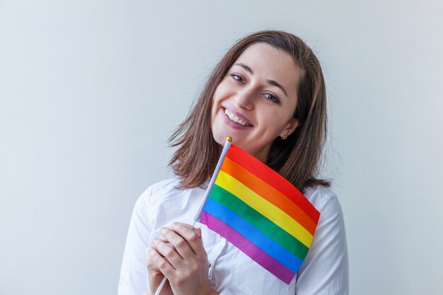 Lgbtの虹色の旗が分離された美しい白人レズビアンの女の子 プレミアム写真