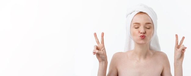 無料写真 2 本の指で彼女の顔にマスクを適用する美しい白人女性サイン ホワイト バック グラウンド
