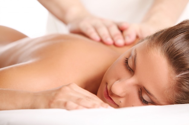Foto gratuita la bella donna caucasica gode del massaggio