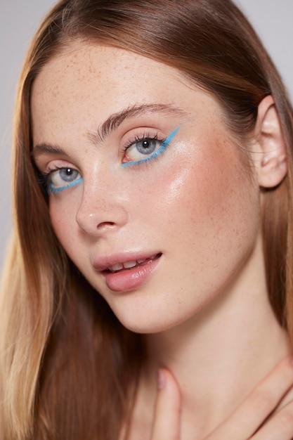 Foto gratuita bella donna caucasica con eyeliner blu