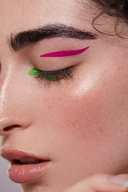 Foto gratuita bella donna caucasica con eyeliner colorato