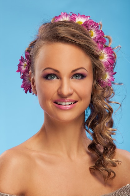 髪に花を持つ美しい白人女性