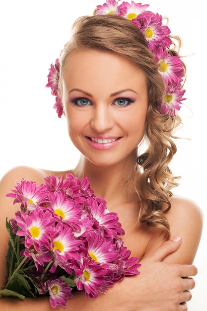 新鮮な花を持つ美しい白人女性