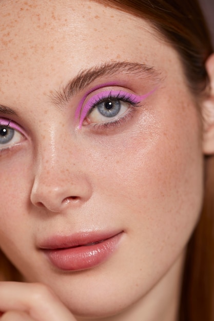 Free photo beautiful caucasian woman with pink eyeliner