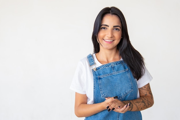 Free photo beautiful cheerful young lady looking at camera