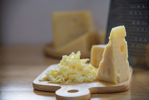 부엌에서 아름다운 치즈-치즈 음식 준비 개념