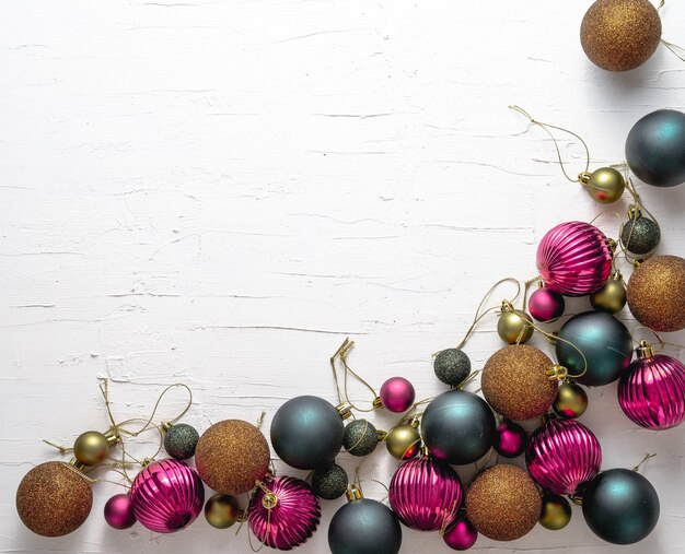 Красивый новогодний уголок с серыми, фиолетовыми и бронзовыми шарами