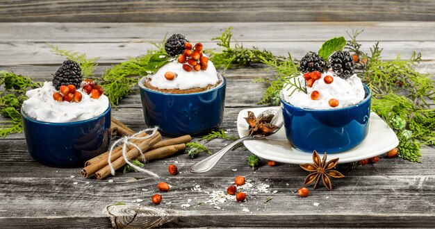 クリームと美しいクリスマスカップケーキ