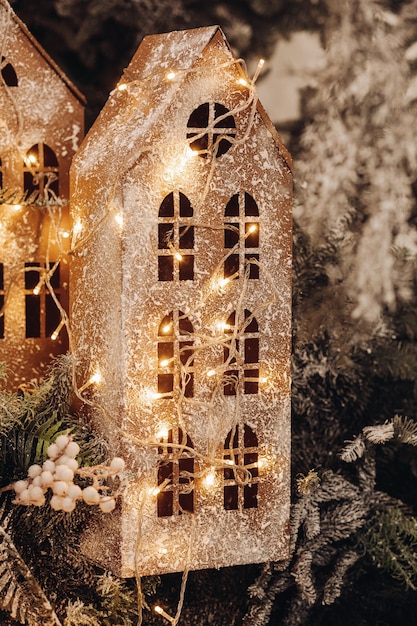 Бесплатное фото Красивый рождественский домик с огнями