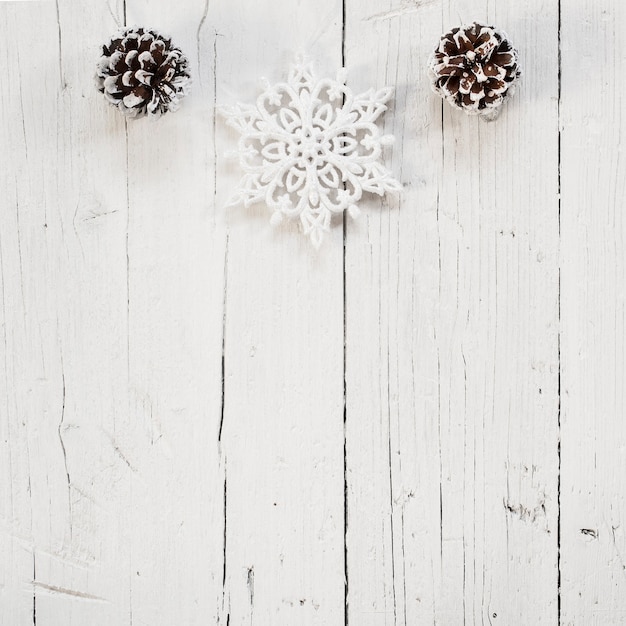 Foto gratuita bellissimi ornamenti natalizi con fondo in legno bianco e spazio di copia