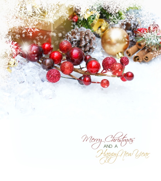 Бесплатное фото Рождественская открытка с подарками ягоды и украшения