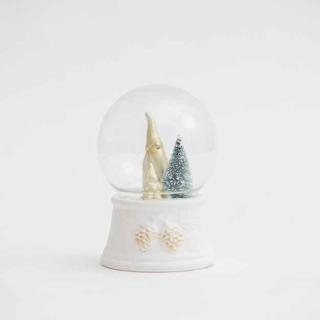 Бесплатное фото Красивый рождественский снежный шар на белом фоне