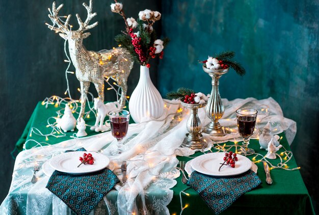 장식으로 아름 다운 크리스마스 테이블 설정